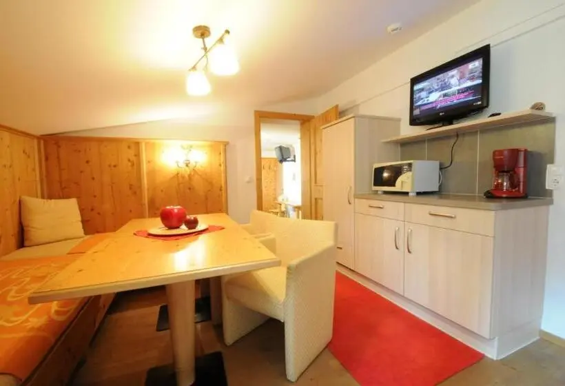 Huoneisto 2 Makuuhuonetta Parveke, Pension Mirabelle