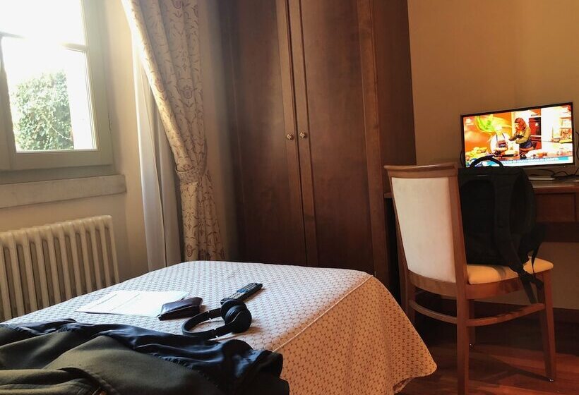 اتاق یک تخته با چشم‌انداز باغ, Centro Paolo Vi