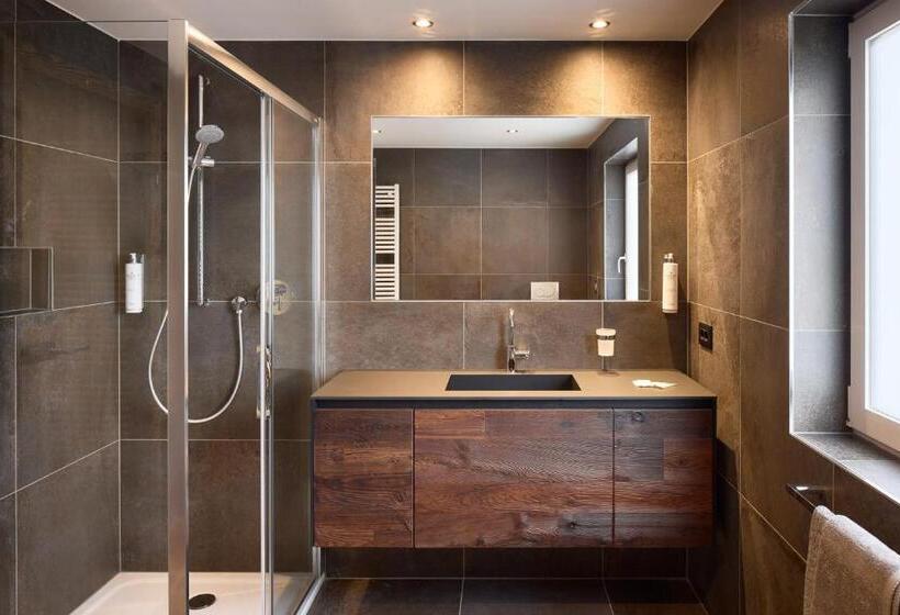 스위트, Comploj Adults Only