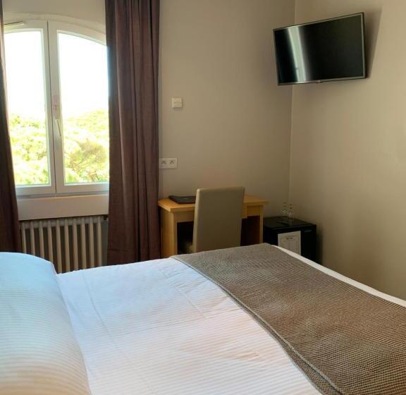 可看到停车场的标准间, Hôtel Beau Rivage