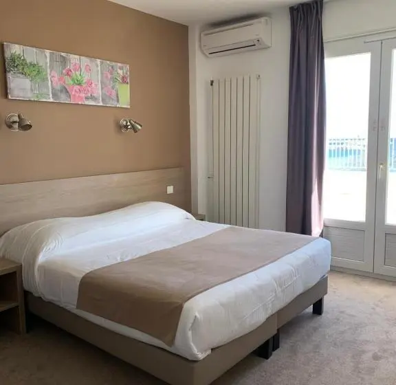 اتاق استاندارد با تراس و چشم‌انداز دریا, Hôtel Beau Rivage