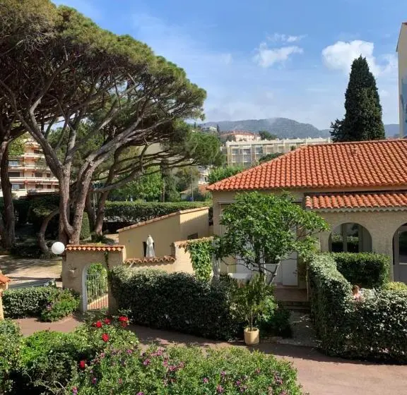 اتاق خانوادگی, Hôtel Beau Rivage