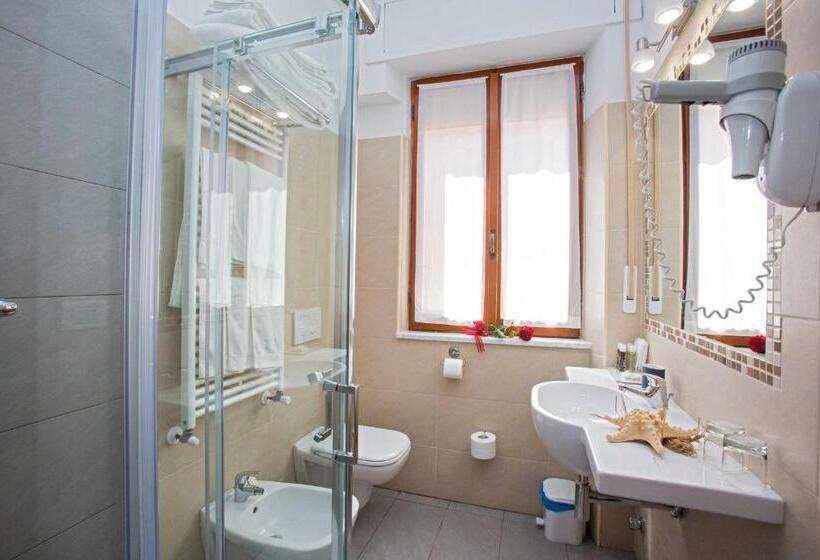 スタンダードトリプルルーム, Lo Squalo