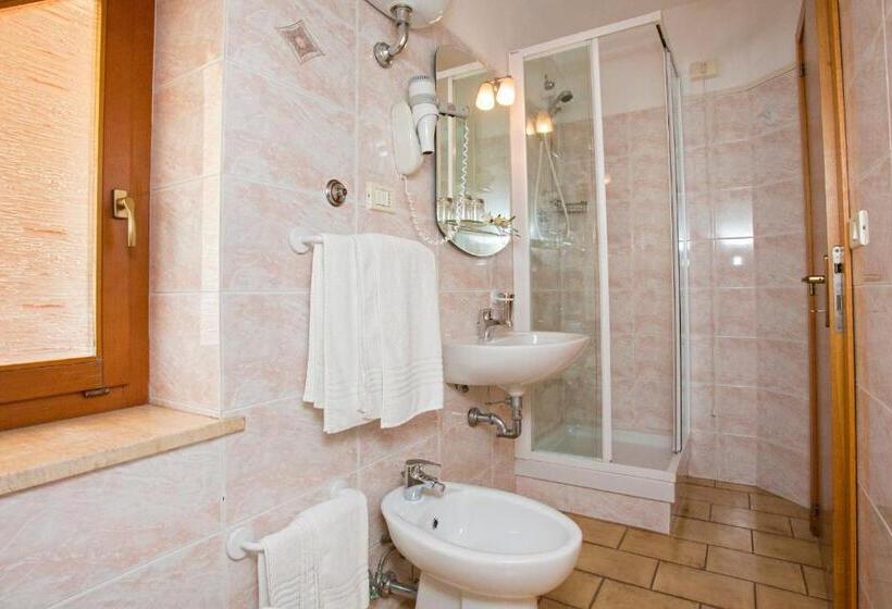 スタンダードトリプルルーム, Lo Squalo