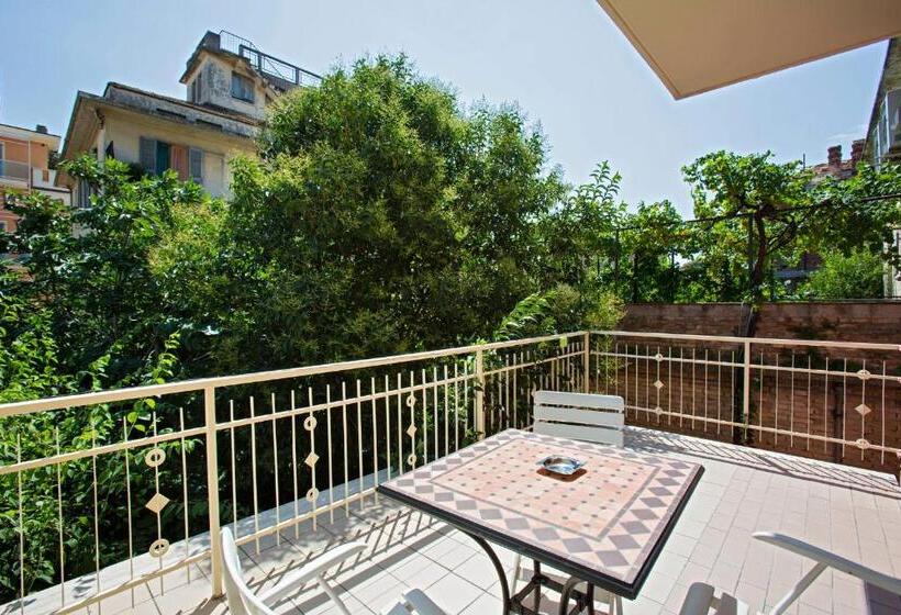 スタンダードトリプルルーム, Lo Squalo