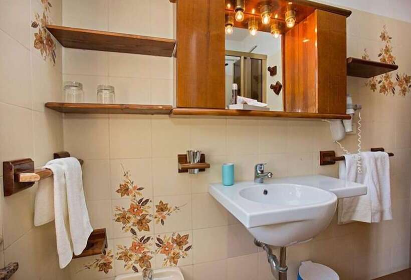 スタンダードルーム, Lo Squalo