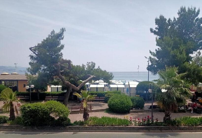 غرفة قياسية مطلّة علي البحر, Serena