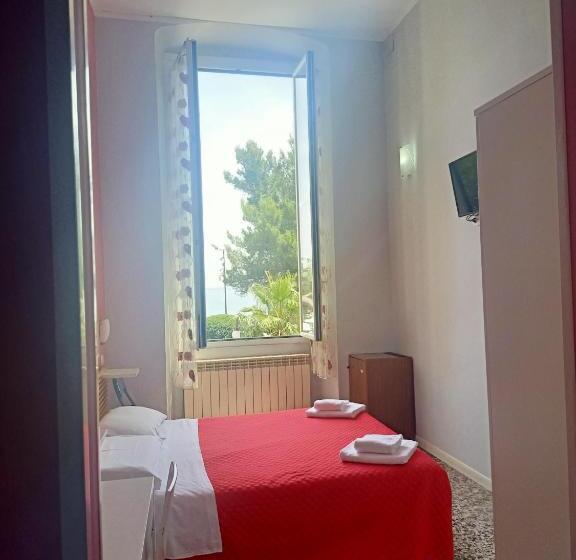 غرفة قياسية مطلّة علي البحر, Serena