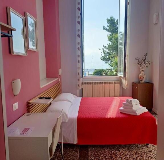 غرفة قياسية مطلّة علي البحر, Serena