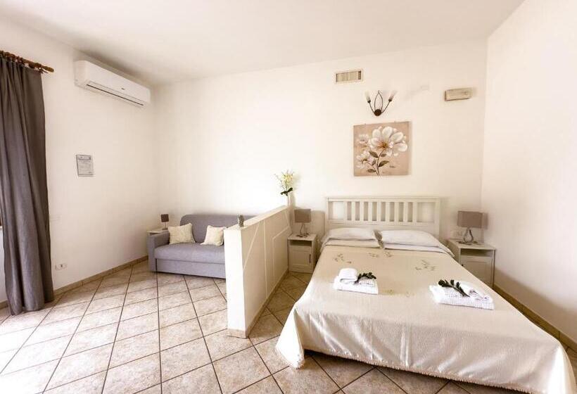 اتاق لوکس با چشم‌انداز استخر, B&b Il Leccio