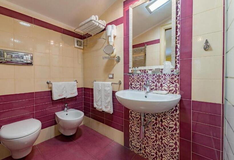 غرفة قياسية ثلاثية, Vittorio Emanuele Boutique