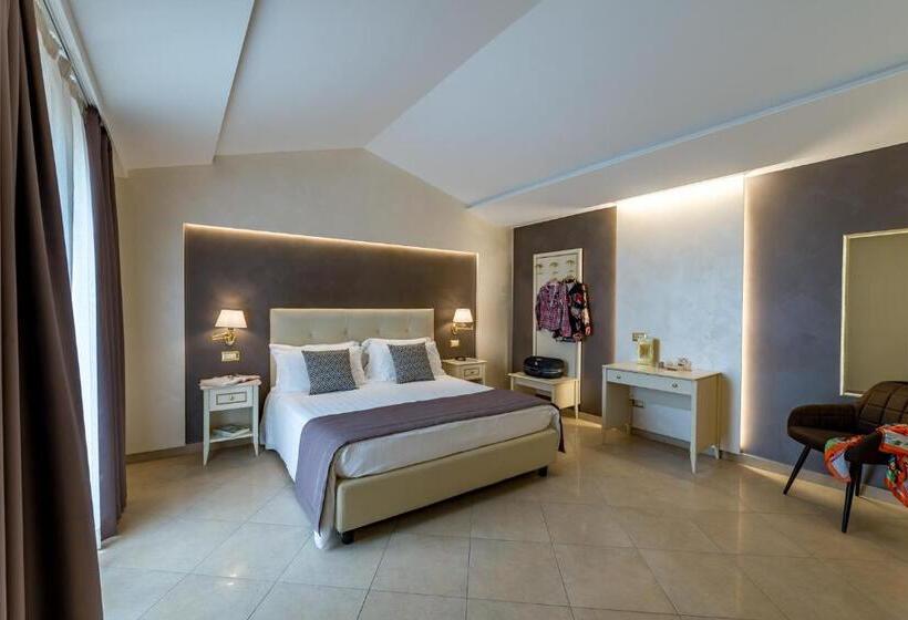 جناح جونيور مزوَّد بتراس, Vittorio Emanuele Boutique