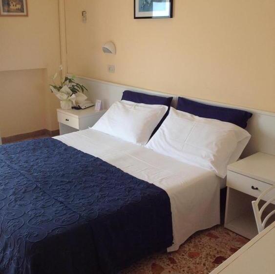 اتاق استاندارد با چشمانداز دریا, David