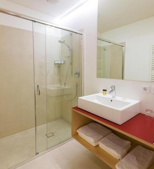 Comfort Yhden Hengen Huone, Kleinkunst