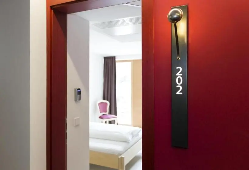 Comfort Yhden Hengen Huone, Kleinkunst
