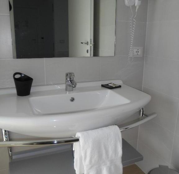 جناح جونيور, My