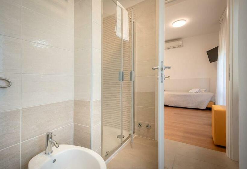 Номер Стандарт Индивидуальный с Балконом, Royal Garnì