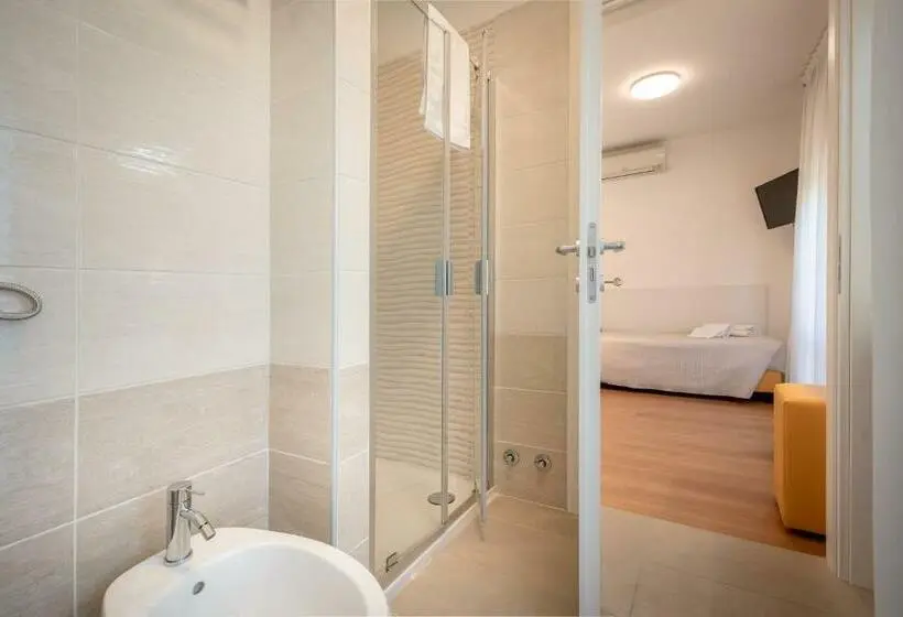 Standard Einzelzimmer mit Balkon, Royal Garnì