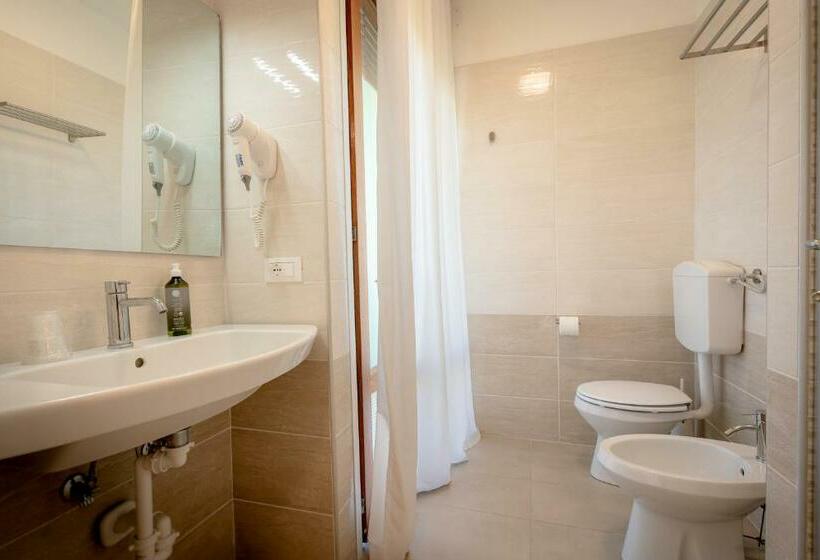 Номер Стандарт Индивидуальный с Балконом, Royal Garnì