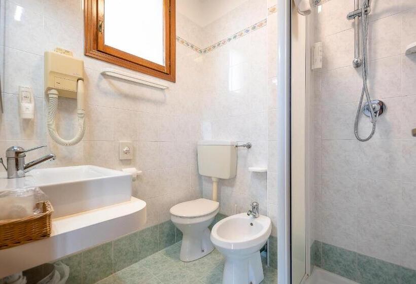 Номер Стандард Боковой Вид на Море с Балконом, Royal Garnì