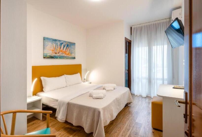 Номер Стандард Боковой Вид на Море с Балконом, Royal Garnì