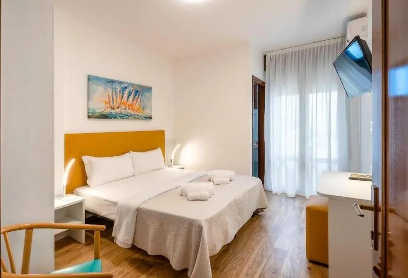 Standardzimmer seitl. Meerblick mit Balkon, Royal Garnì