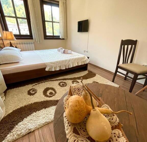 주니어 스위트, Slavova Krepost