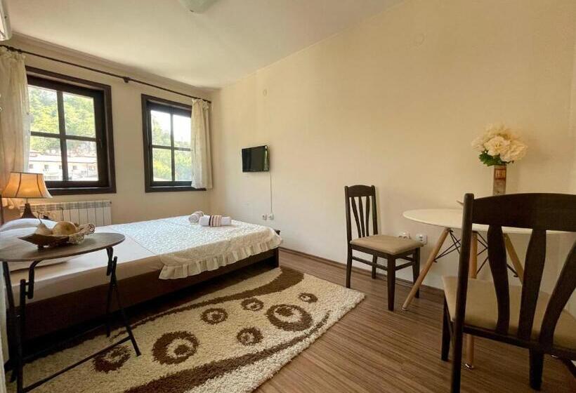 주니어 스위트, Slavova Krepost