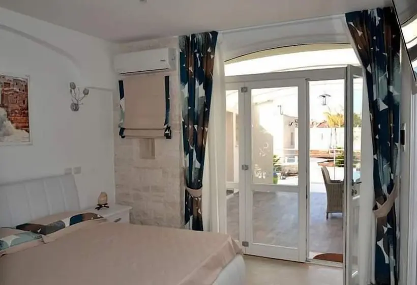 Bisneshuone, Casale Porto Contessa