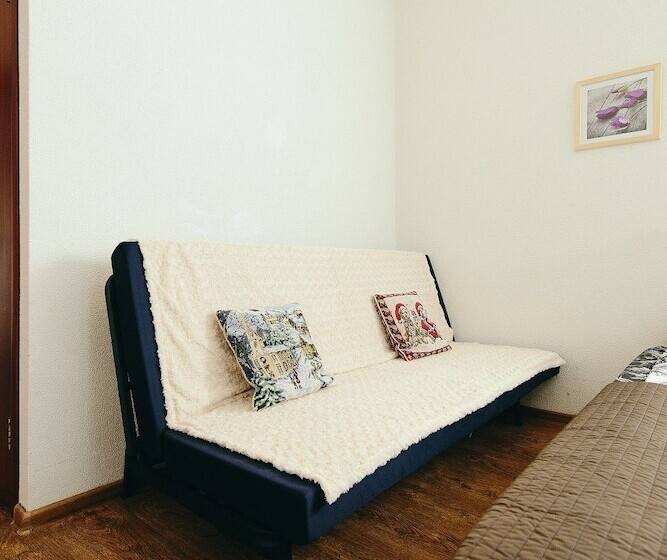 标准三人间, Iceberg House