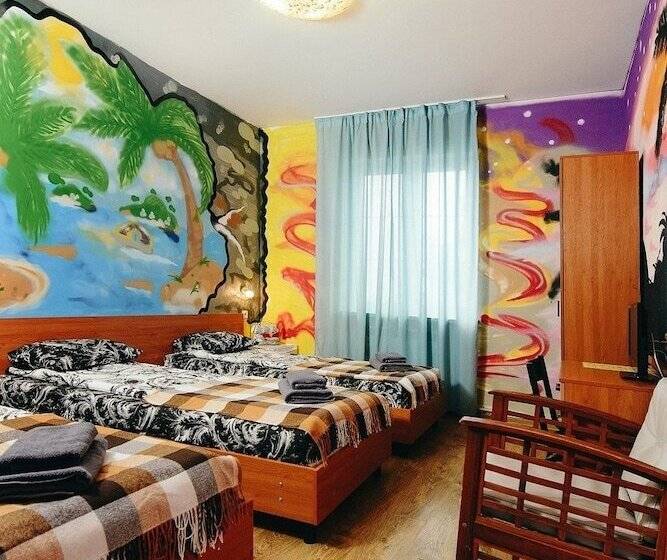 标准三人间, Iceberg House