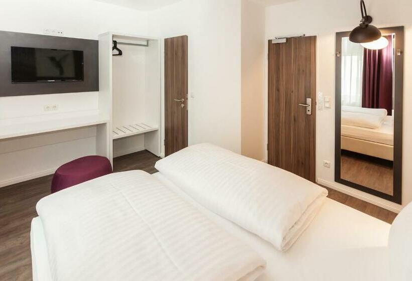 标准单人间, West