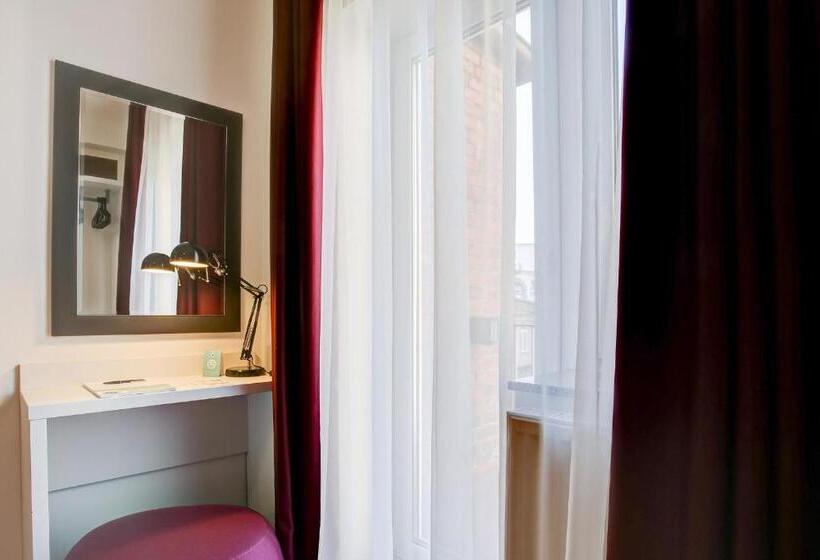 标准单人间, West