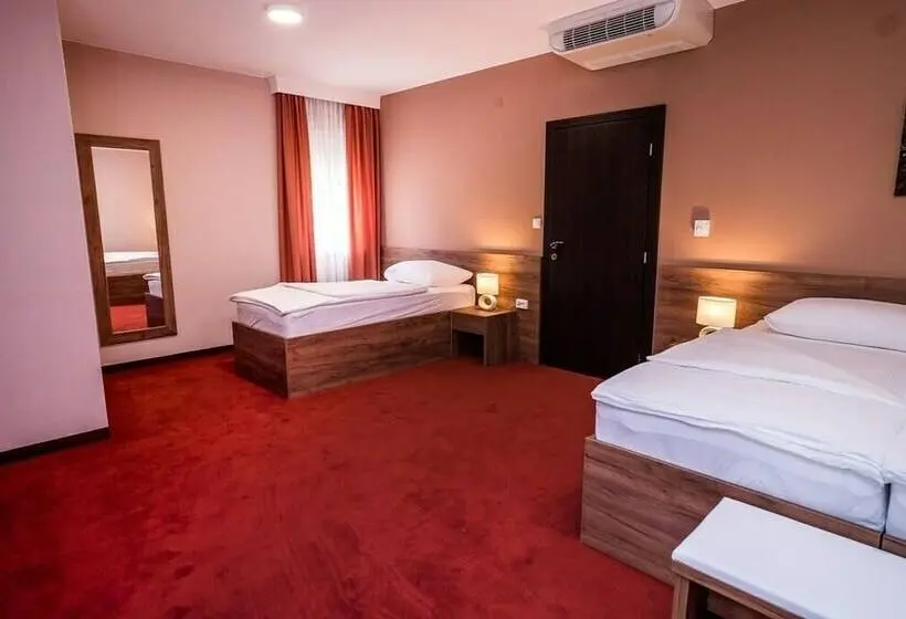 Deluxe Kolmen Hengen Huone, B&b Villa Angy