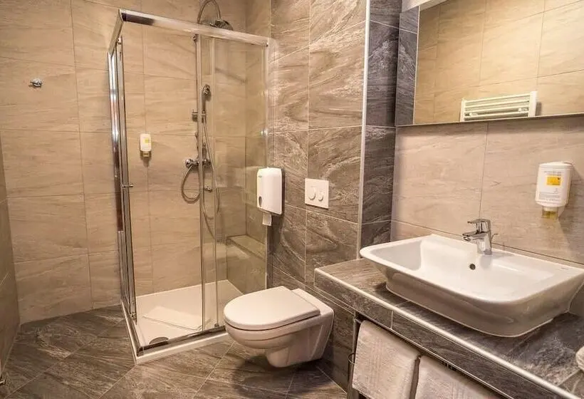 Deluxe Kolmen Hengen Huone, B&b Villa Angy