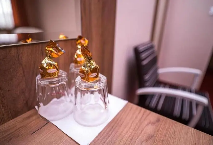 Deluxe Kolmen Hengen Huone, B&b Villa Angy