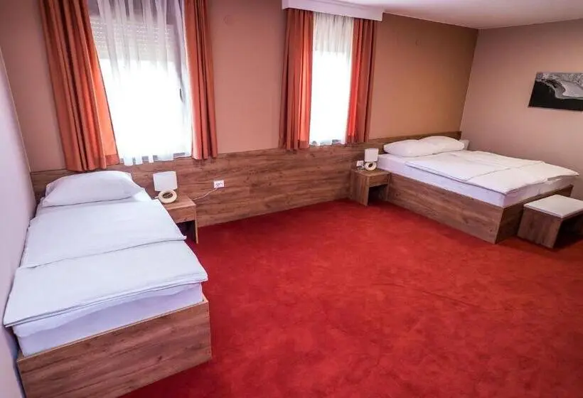 Deluxe Kolmen Hengen Huone, B&b Villa Angy
