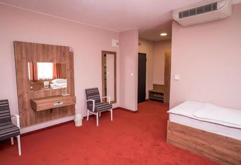 Deluxe Kolmen Hengen Huone, B&b Villa Angy