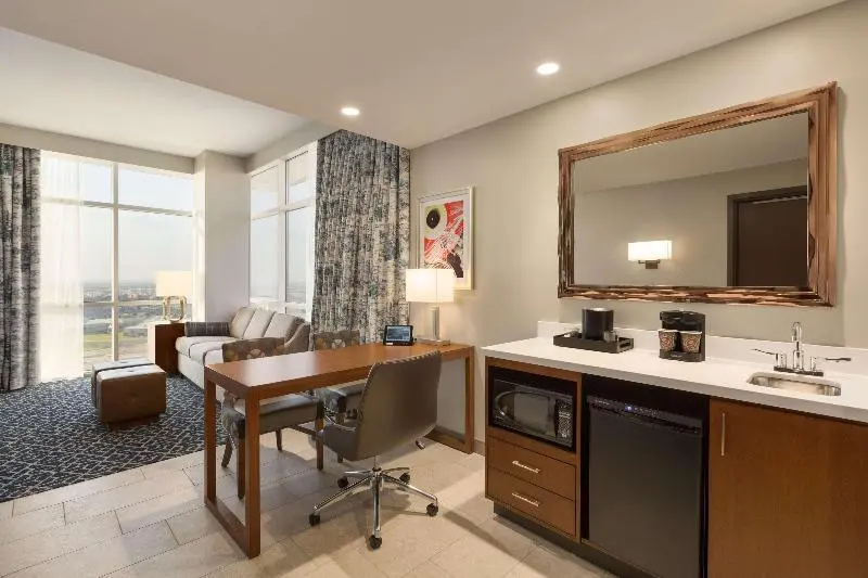 キングサイズベッドのスイートルーム, Embassy Suites By Hilton Denton Convention Center