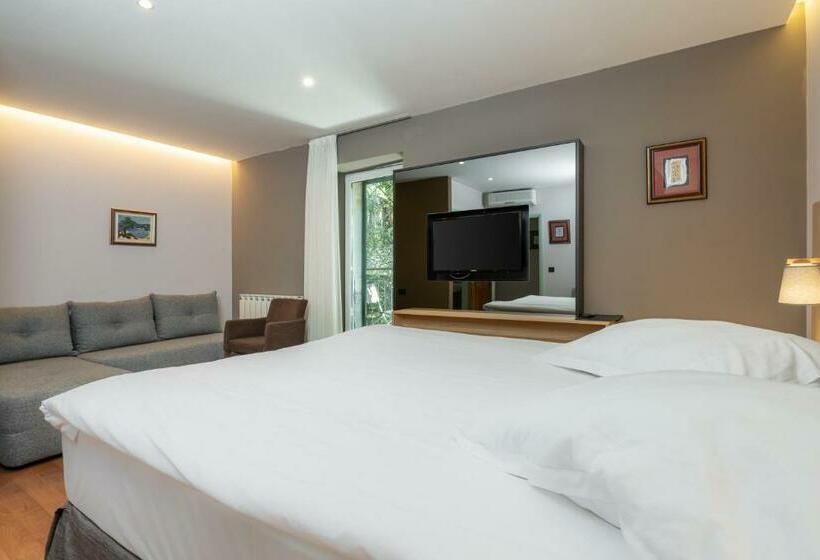 Трехместный Номер Стандарт Вид на Сад, Nostromo