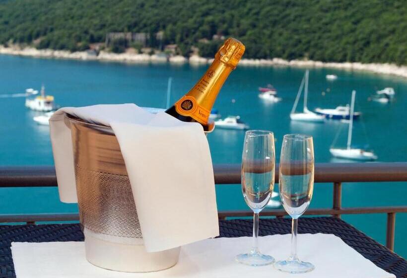 Люкс с Балконом, Nostromo