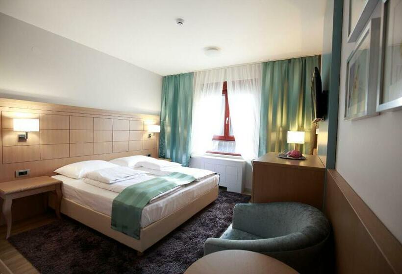 חדר סטנדרט, Raca