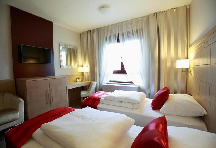 חדר סטנדרט, Raca