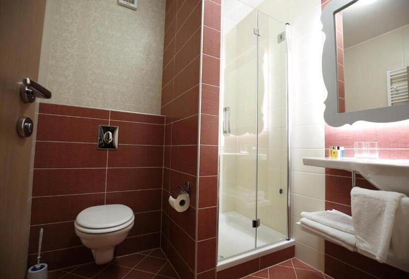 חדר קומפורט, Raca