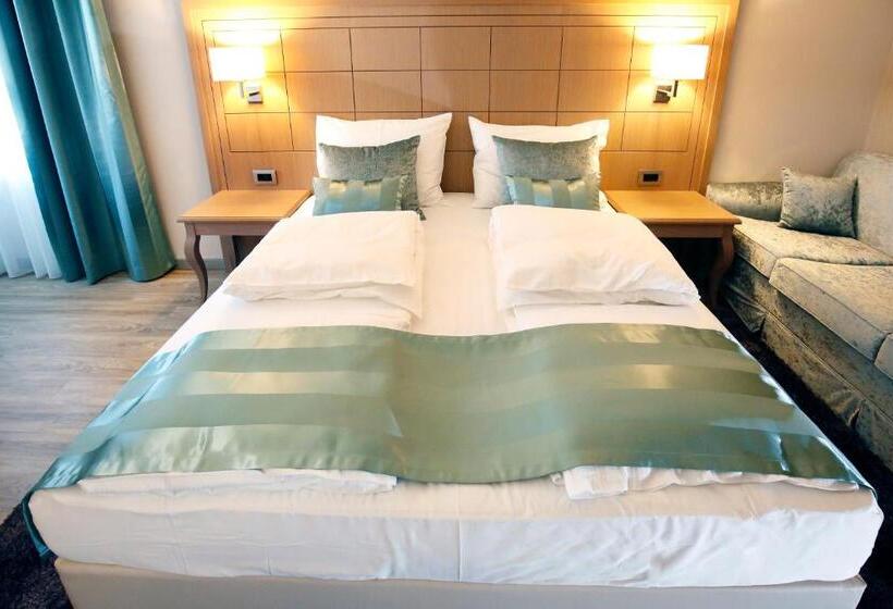 חדר קומפורט, Raca