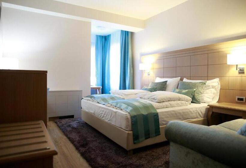 חדר קומפורט, Raca