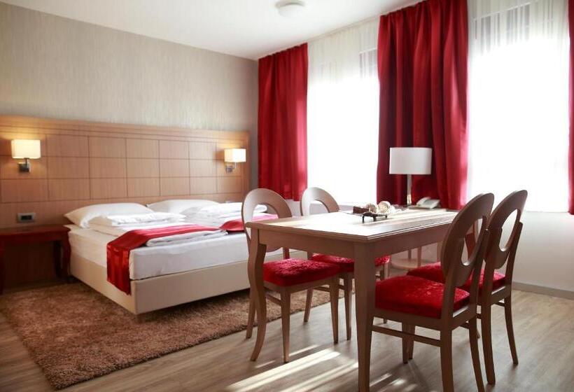 חדר משפחתי, Raca