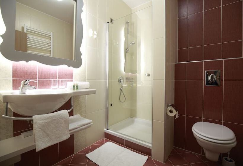 חדר קומפורט, Raca