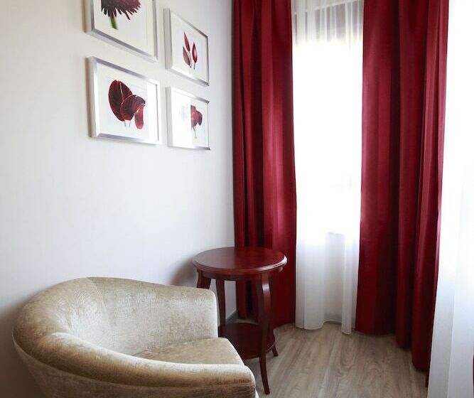 חדר קומפורט, Raca