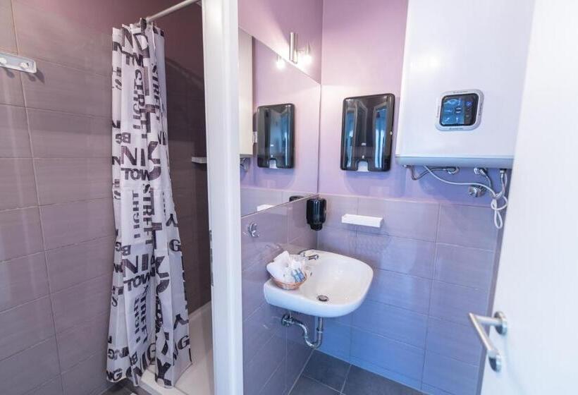 스탠다드 룸 공동 욕실, The Dots Hostel